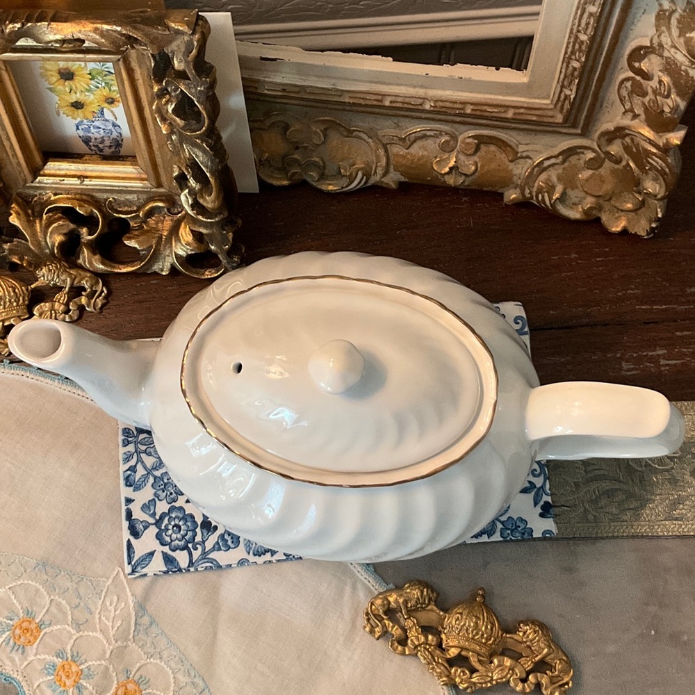 Arthur Wood & Son Elegant White Teapot with Gold Trim - Picture 4 of 8